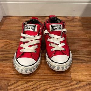 Red converse, USED good condition. Worn on toe design.